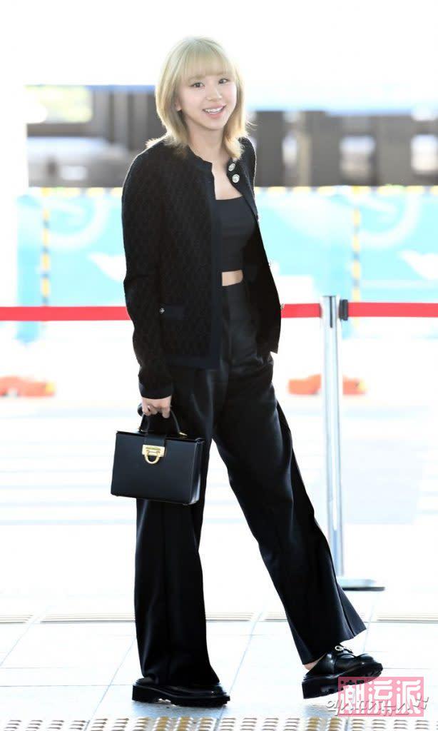 身高159cm的TWICE成員彩瑛示範如如何用短版上衣來顯高 （圖片來源：xportnews）