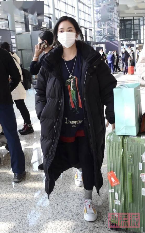 羽绒服怎么穿才好看？女明星的机场穿搭给你答案，保暖又时髦